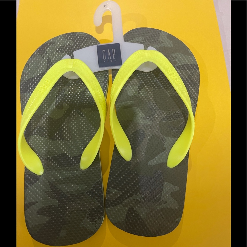NWT Flip Flops Size 1/2 Camo print with yellow